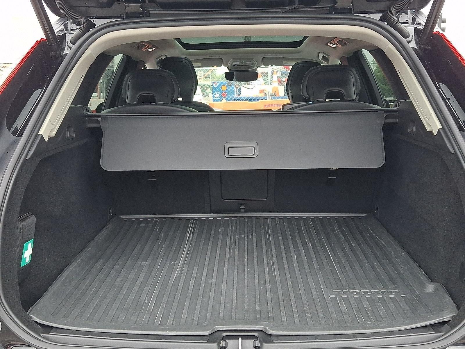2024 Volvo XC60 B5 AWD Core Dark Theme
