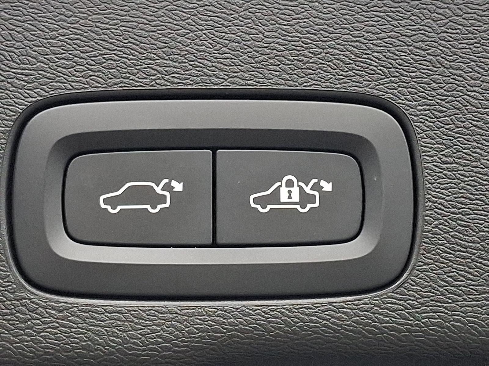 2024 Volvo XC60 B5 AWD Core Dark Theme